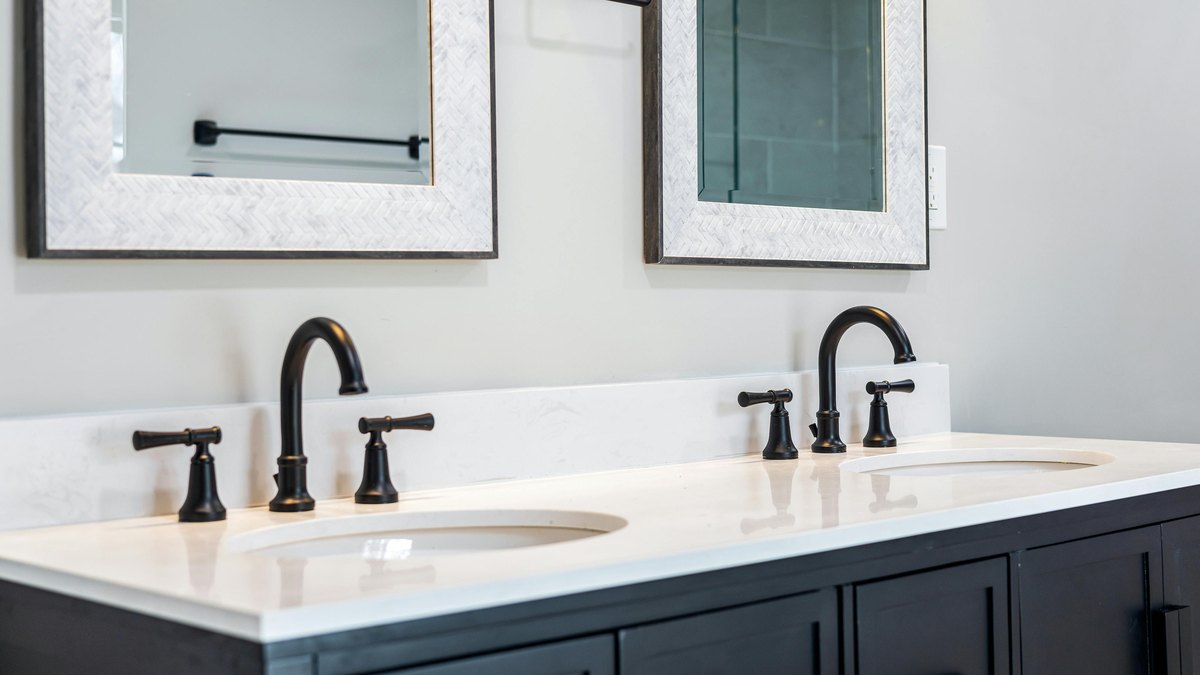 A bathroom vanity with sinks